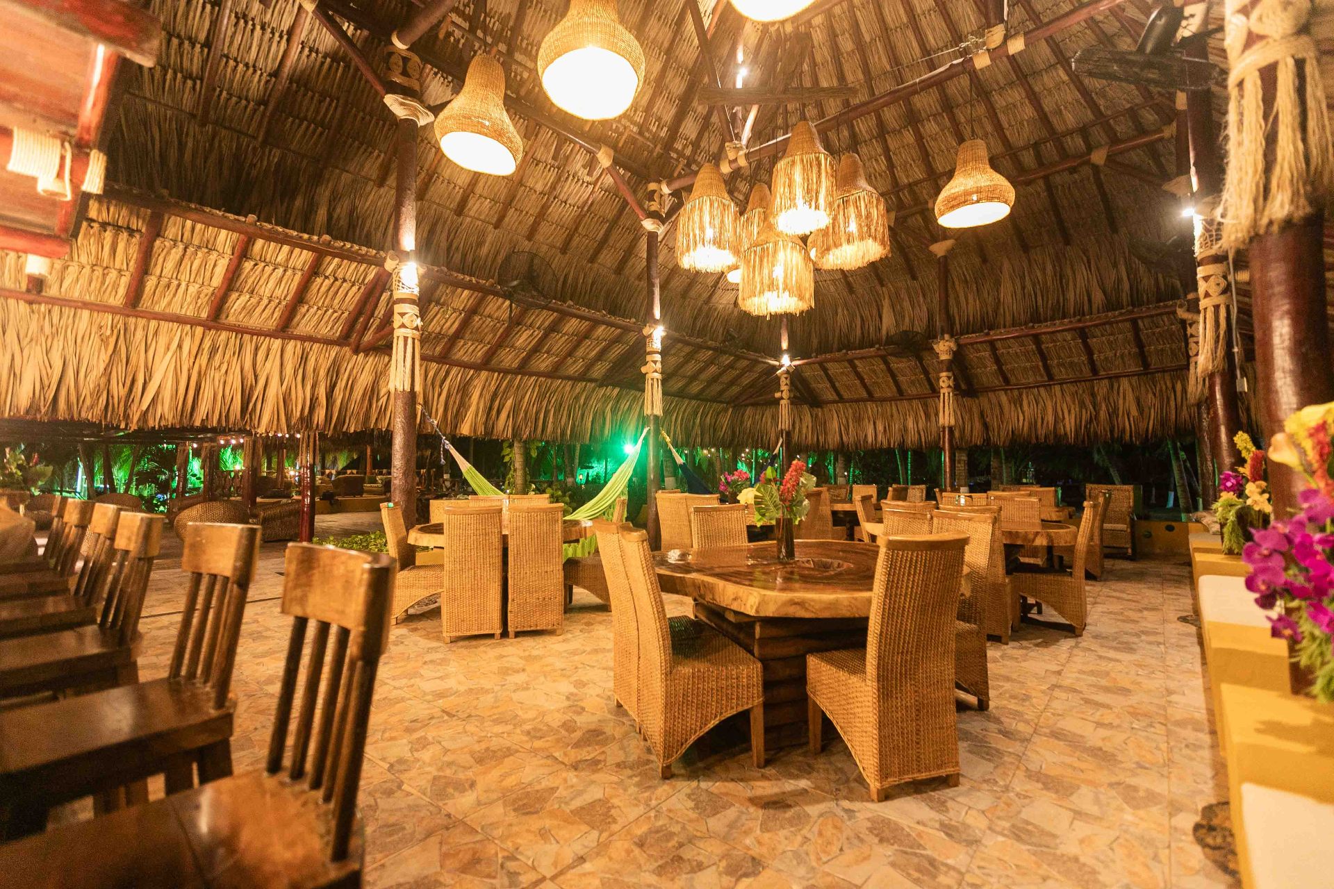 Kiosko íntimo con mesas para cena privada