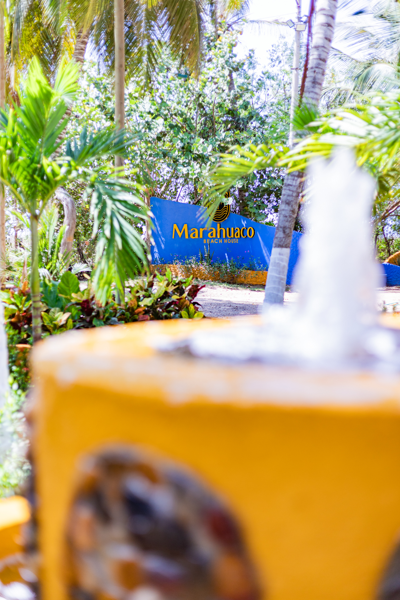 Entrada de Marahuaco Beach House con jardines tropicales y fuente