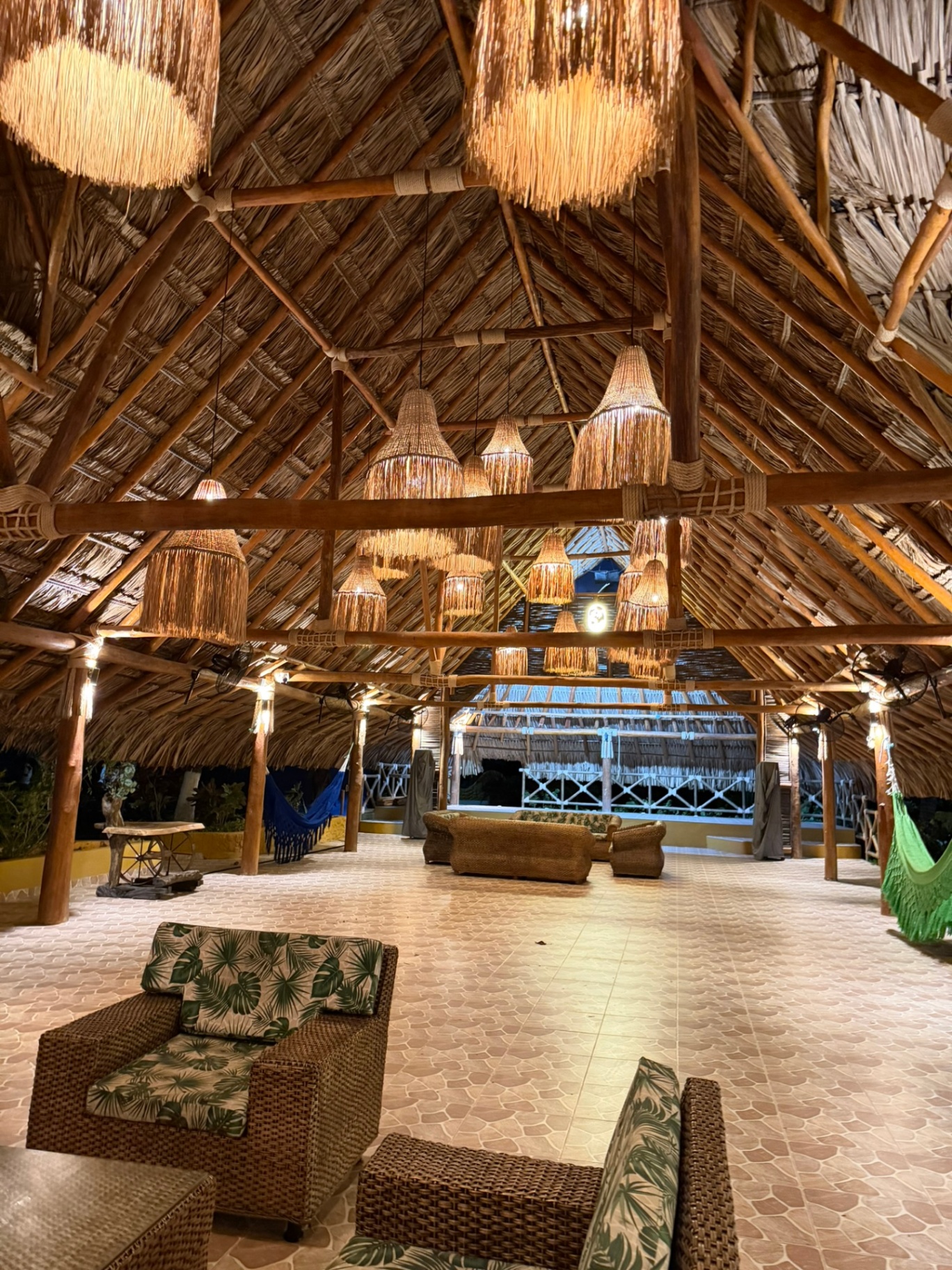 Kiosko principal iluminado en la noche en Marahuaco Beach House