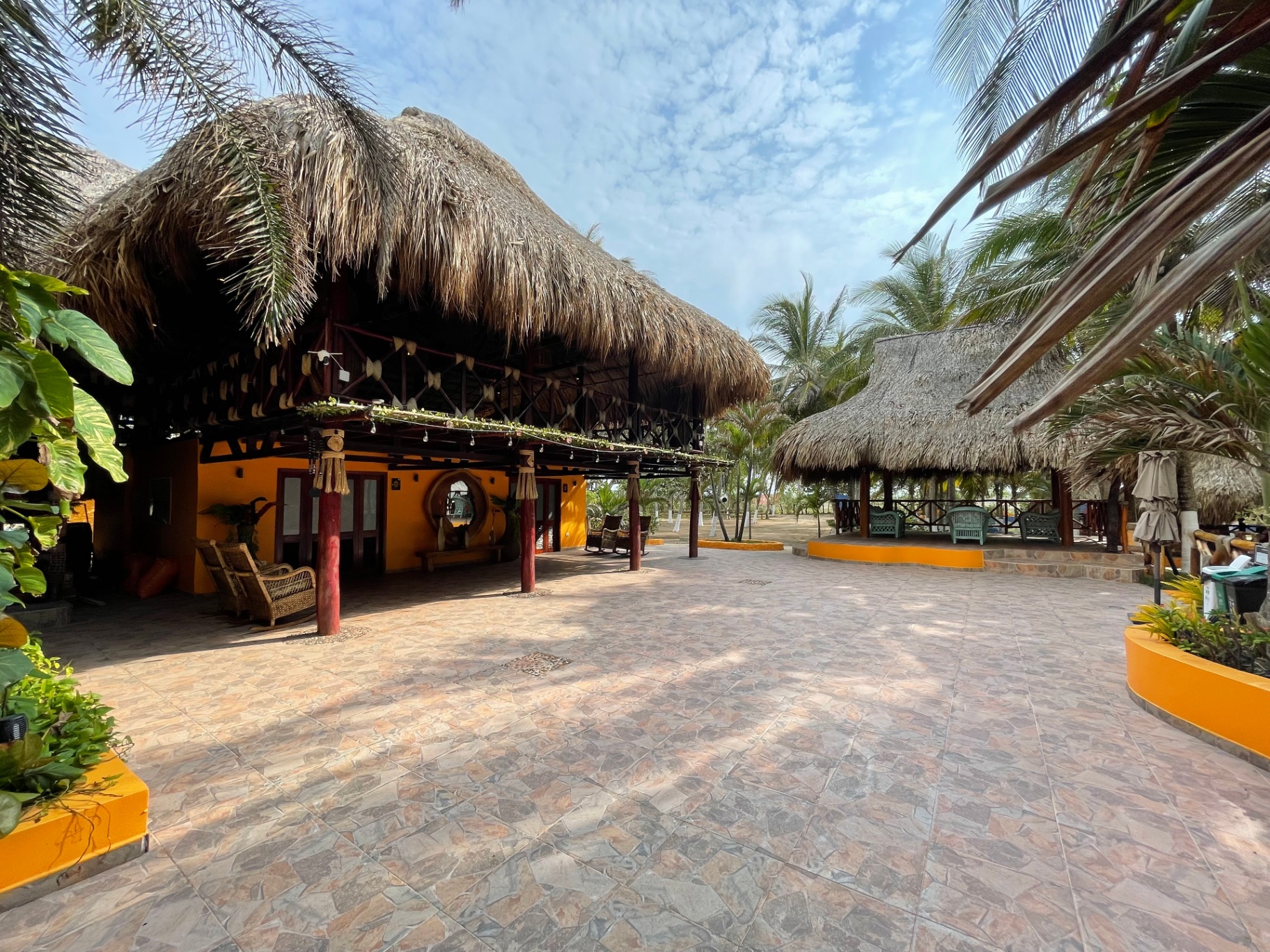 Área de eventos frente al mar entre palmeras