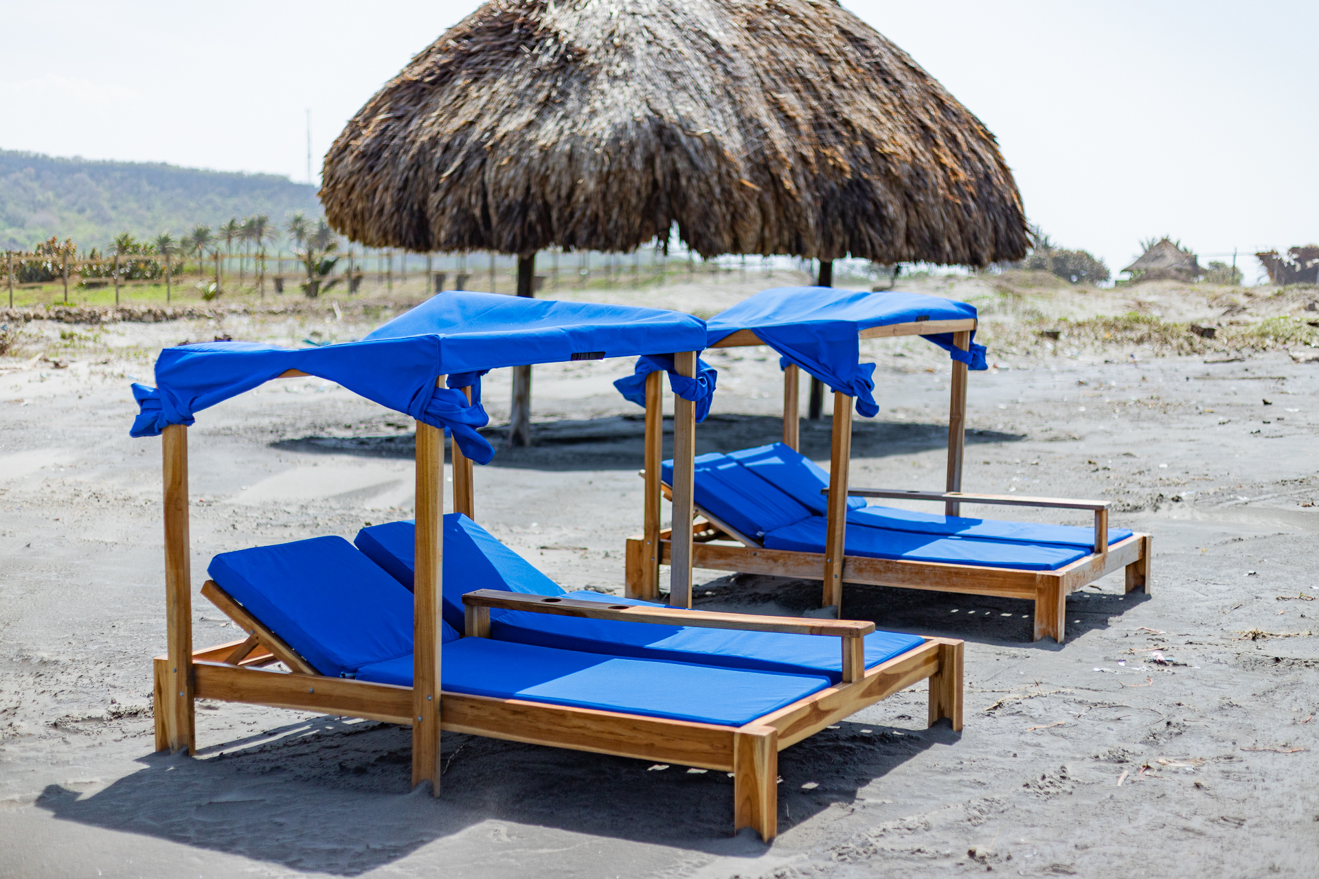 Camastros de playa con palapa