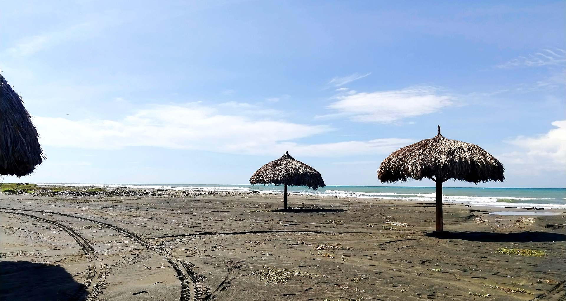 Palapas de playa frente al mar Caribe