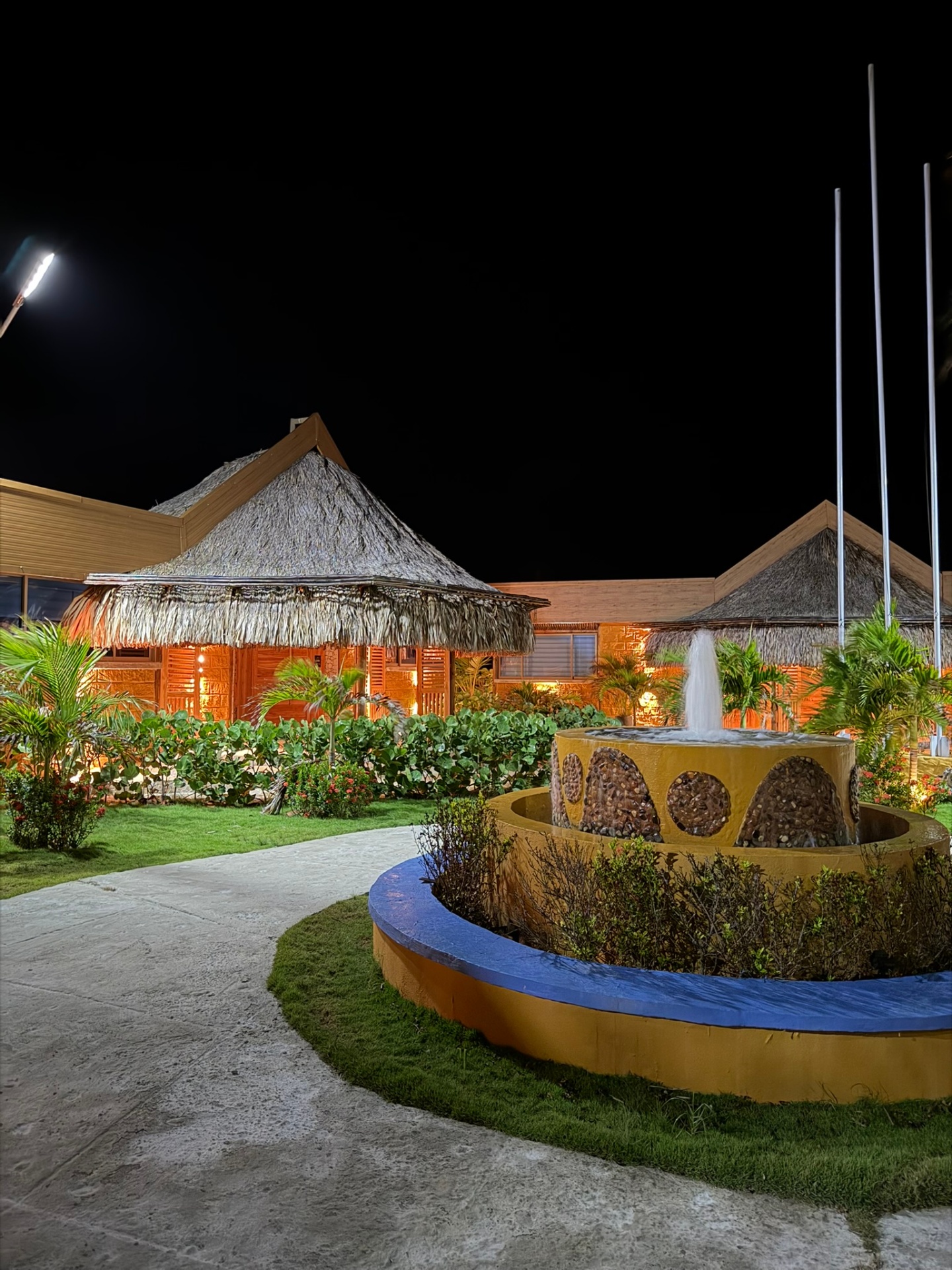 Fuente y kioscos iluminados de noche