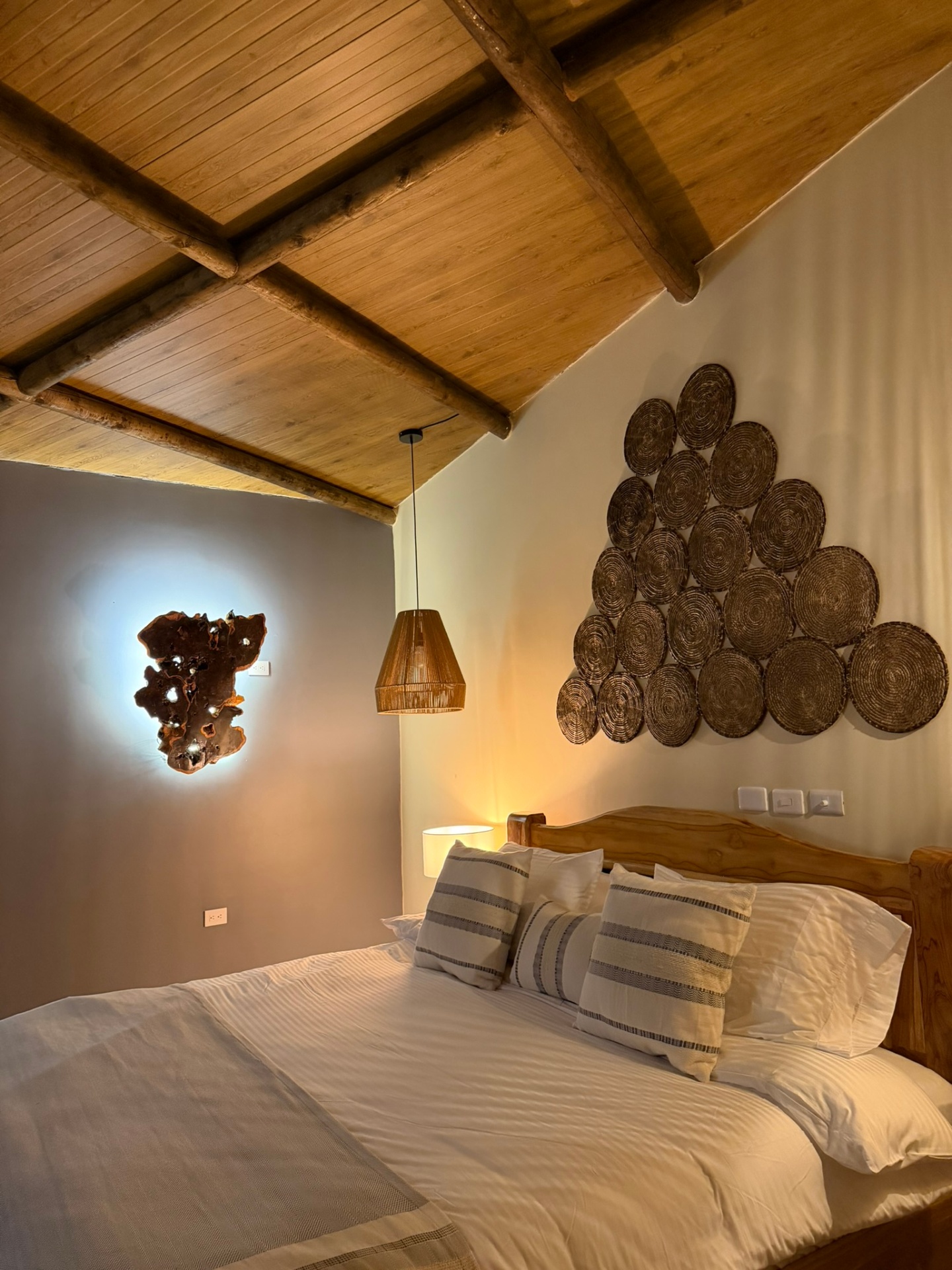 Interior de habitación con decoración artesanal